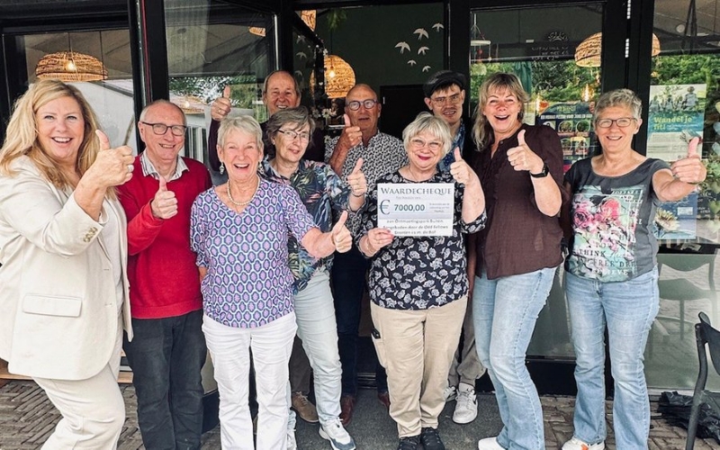 Cheque Odd Fellows voor theehuis Buiten!