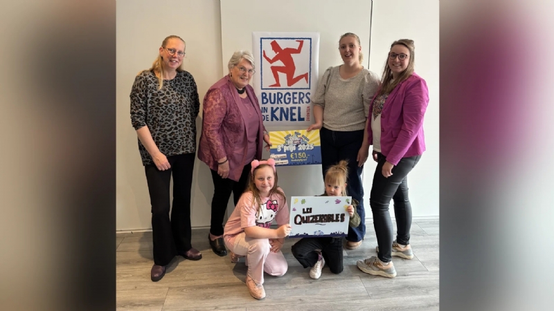 Les Quizerables schenkt Dorpskwis-prijs aan Burgers in de Knel Dronten